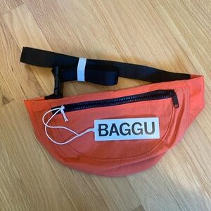NWT BAGGU Crescent Fanny Pack